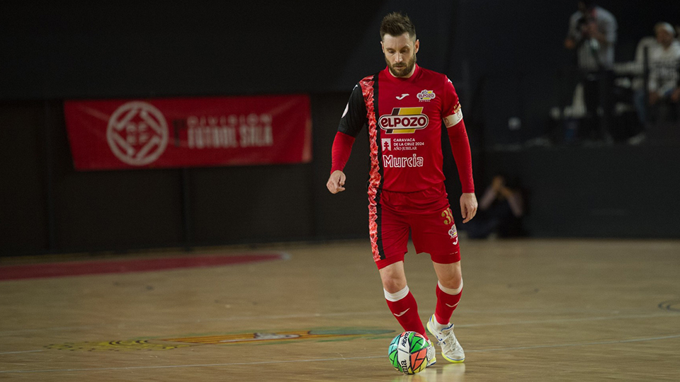 Gadeia, del ElPozo Murcia Costa Cálida, controla el balón (Fotografía: Ernesto Aradilla)