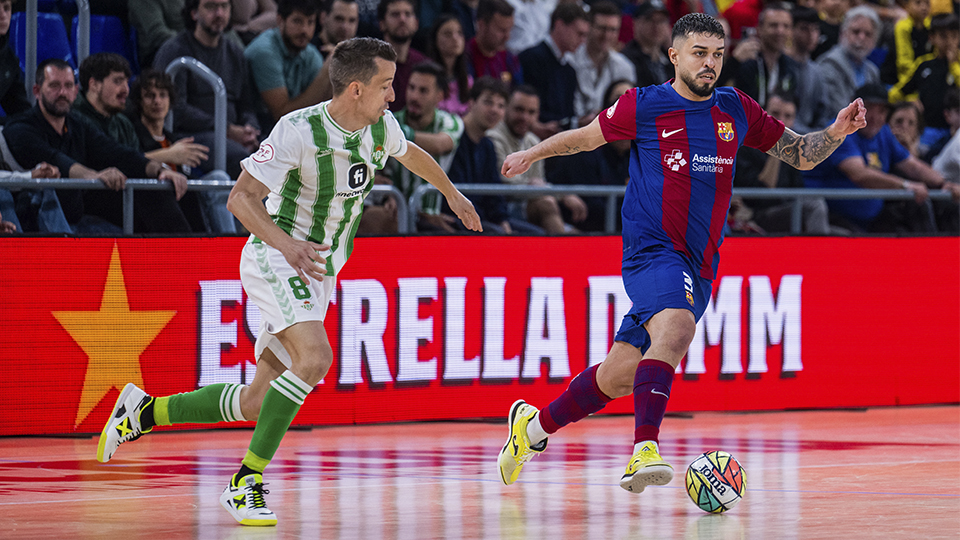 Matheus, del Barça, conduce el balón ante Lin, del Real Betis Futsal