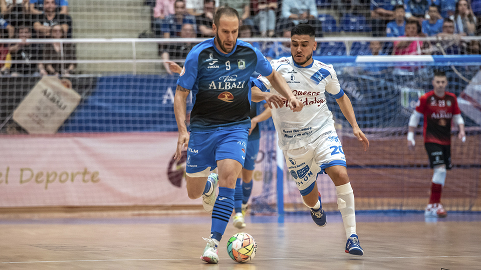 Solano, del Viña Albali Valdepeñas, conduce el balón ante Cortés, del Quesos El Hidalgo Manzanares (Fotografía: ACP-FSV)