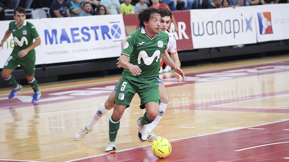 Chaguinha, de Movistar Inter, conduce el balón (Fotografía: Fernando Meavilla)