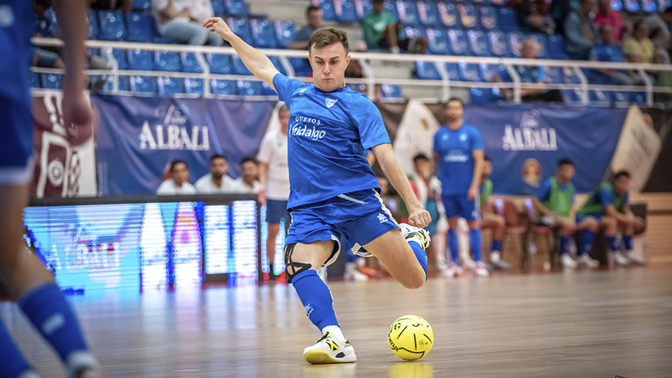 Daniel Gabriel, del Quesos El Hidalgo Manzanares, dispara a puerta (Fotografía: ACP-FSV)