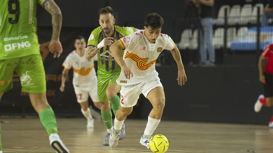 Povill, de Industrias Santa Coloma, conduce el balón ante Rivillos, de Islas Baleares Palma Futsal (Fotografía: Ernesto Aradilla)