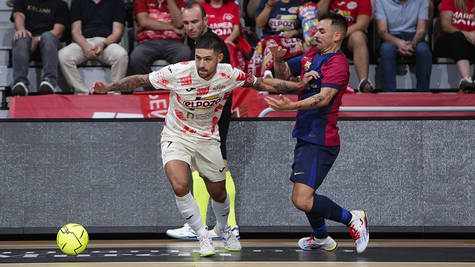 Felipe Valerio, de ElPozo Murcia Costa Cálida, pugna por el balón con Dyego, del Barça (Fotografía: Pascu Méndez)