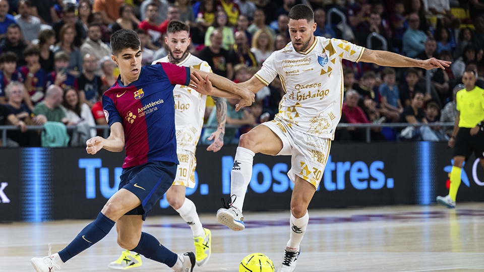 Antonio, del Barça, y Raúl Campos, del Quesos El Hidalgo Manzanares, pugnan por el balón