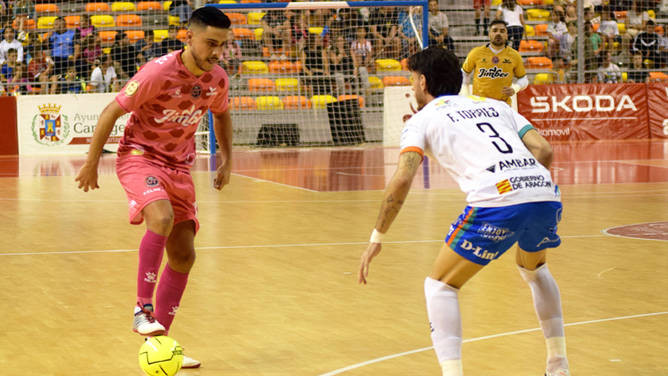 Cortés, del Jimbee Cartagena Costa Cálida, conduce el balón ante Nando Torres, del WANAPIX AD Sala 10