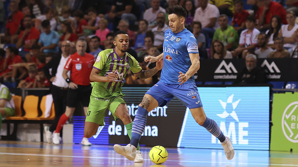 Pol Pacheco, del Viña Albali Valdepeñas, conduce el balón ante Neguinho, del Islas Baleares Palma Futsal