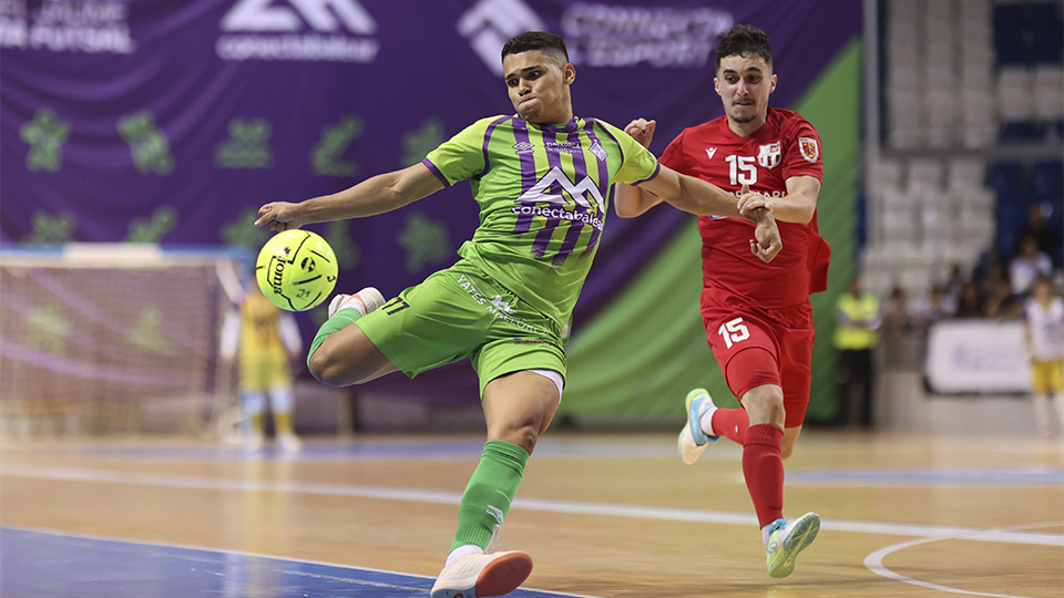 Matheus Maia, del Islas Baleares Palma Futsal, golpea el balón durante un partido