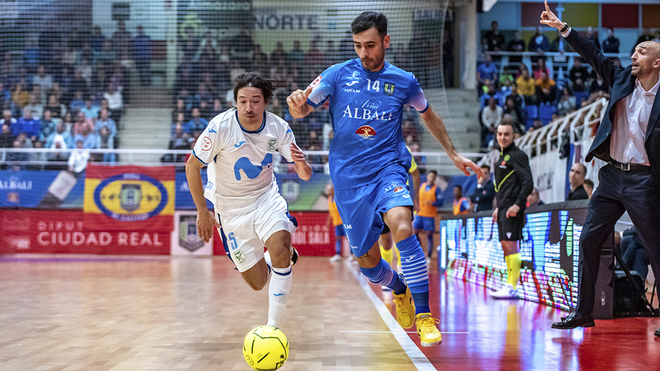 Eloy Rojas, del Viña Albali Valdepeñas, y Chaguinha, del Movistar Inter, pugnan por el balón (Fotografía: ACP-FSV)