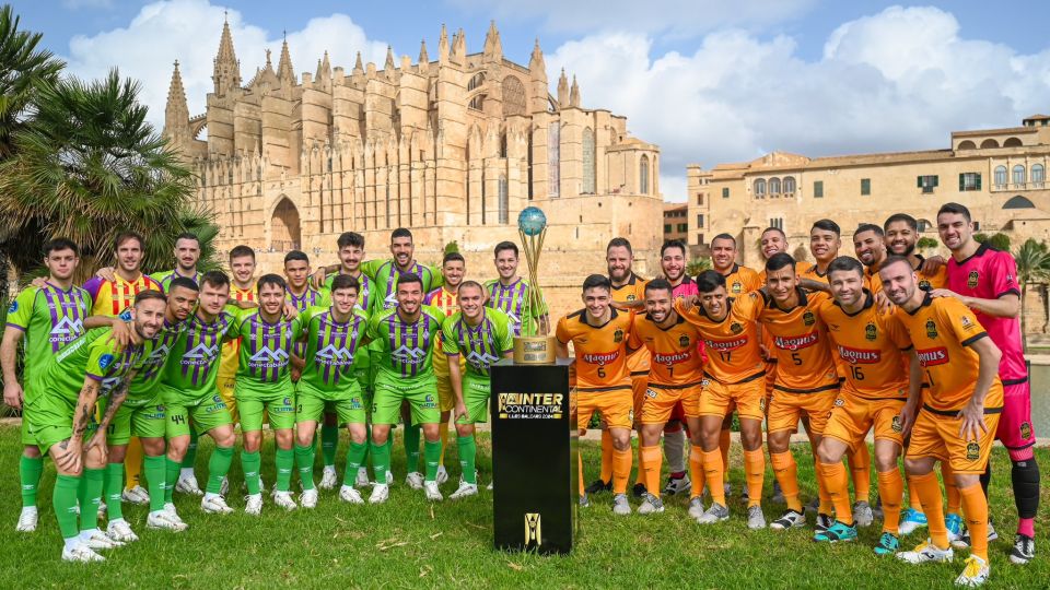 Las plantillas del Illes Balears y el Magnus Futsal posan con el trofeo de la Copa Intercontinental.