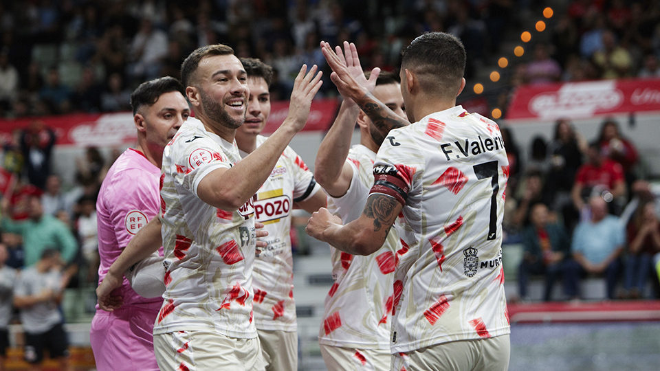 Los jugadores de ElPozo Murcia Costa Cálida celebran un gol