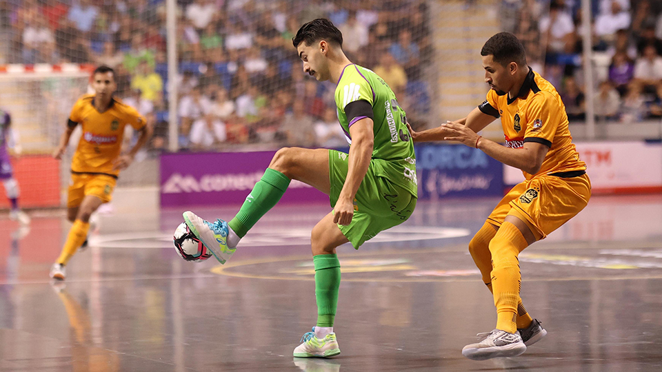 Gordillo, del Islas Baleares Palma Futsal, frente a un rival de Magnus Futsal