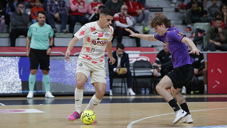 Ricardinho, de ElPozo Murcia Costa Cálida, ante Puigvert, de Industrias Santa Coloma (Fotografía: Pascu Méndez)