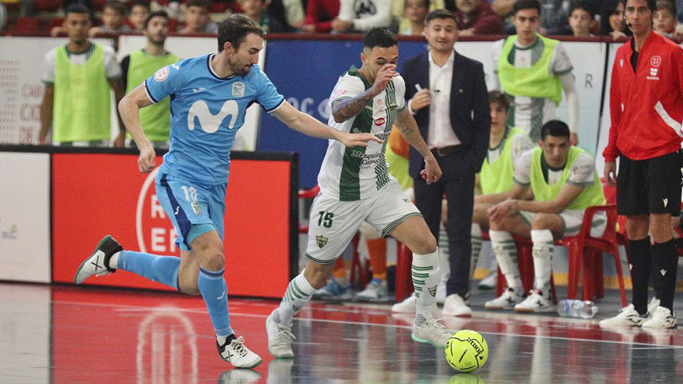 Felipe Echavarría, del Córdoba Patrimonio, conduce el balón ante Javi Mínguez, del Movistar Inter