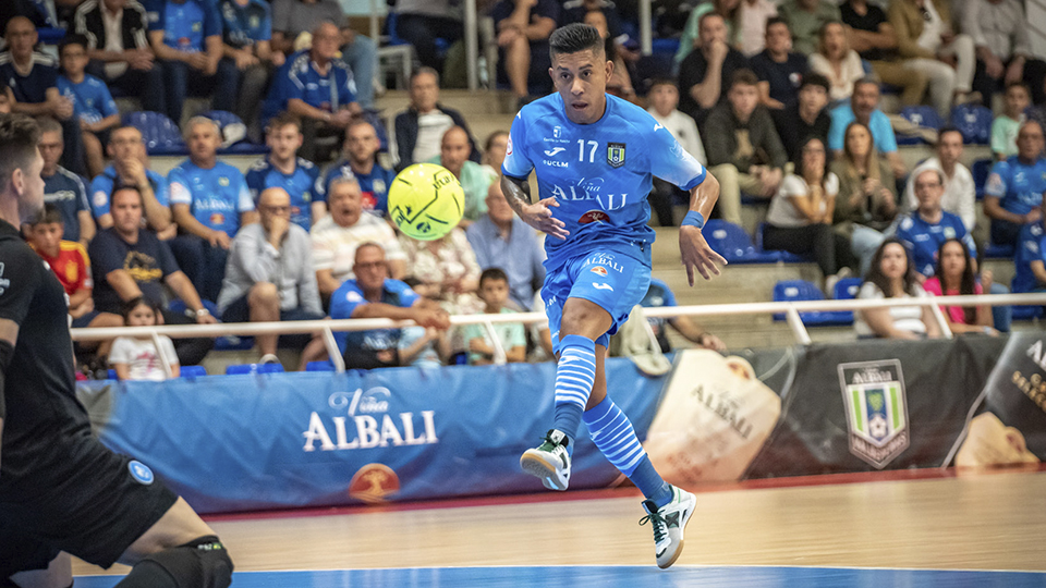 Bynho, del Viña Albali Valdepeñas, golpea el balón (Fotografía: ACP-FSV)