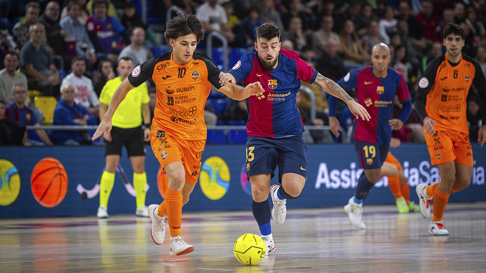 Charly, del Pescados Rubén Burela, y Catela, del Barça, pugnan por el balón