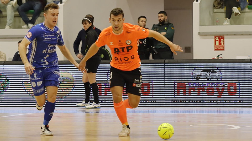 Éric Pérez, del ATP Ilum. Tudelano Ribera Navarra, conduce el balón ante Daniel Gabriel, del Quesos El Hidalgo Manzanares