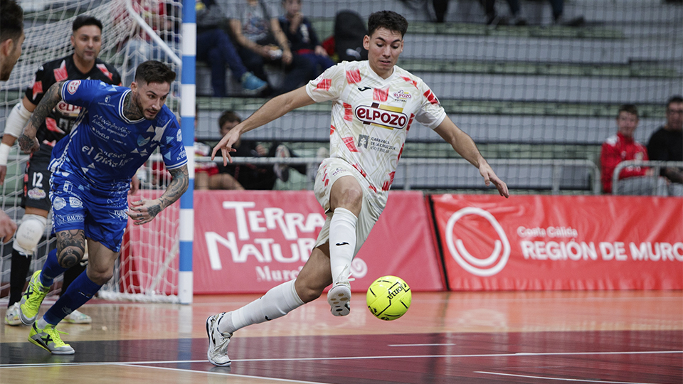 Ricardo, de ElPozo Murcia Costa Cálida, conduce el balón ante Antoñito, del Quesos El Hidalgo Manzanares (Fotografía: Pascu Mendez)