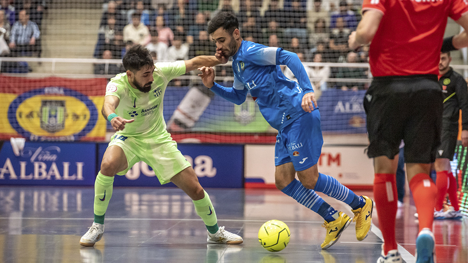 Eloy Rojas, del Viña Albali Valdepeñas, y Éric Martel, del Barça, pugnan por el balón (Fotografía: ACP-FSV)