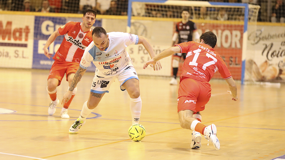 Matheus Preà, del Noia Portus Apostoli, y Gon Castejón, del Jimbee Cartagena Costa Cálida, pugnan por el balón