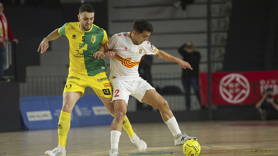 Bernat Povill, del Industrias Santa Coloma, sujeta el balón ante João Salla, del Jaén Paraíso Interior (Fotografía: Ernesto Aradilla)