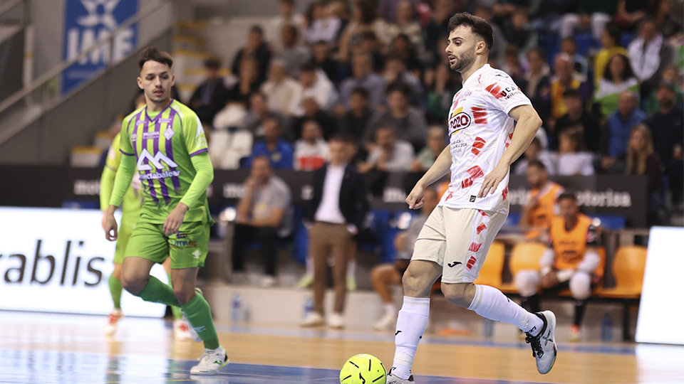 César, de ElPozo Murcia Costa Cálida, conduce el balón ante David Peña, del Islas Baleares Palma Futsal