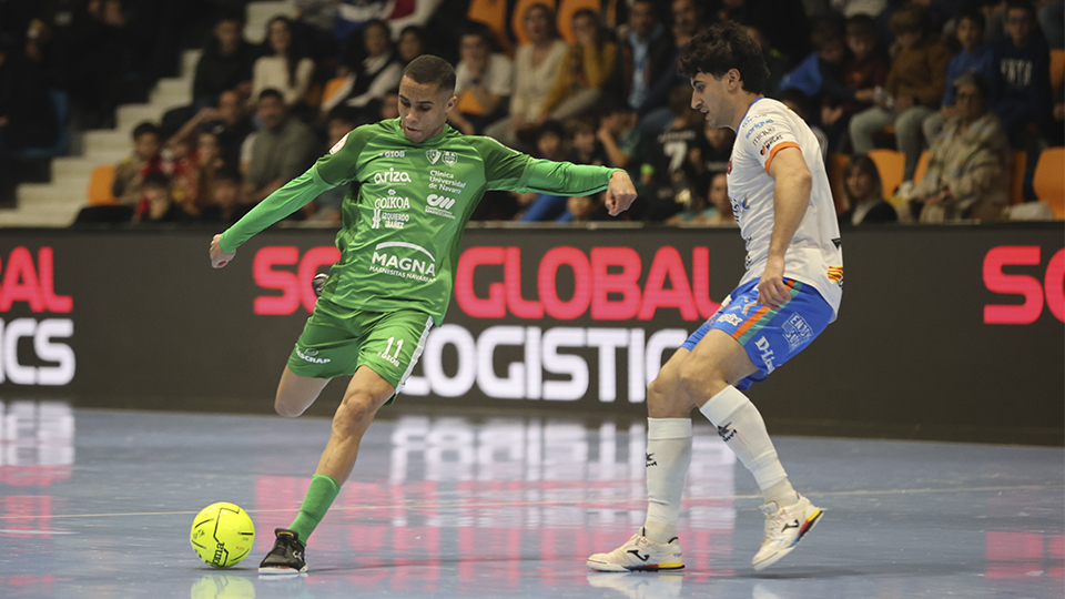 Ligeiro, del Osasuna Magna Xota, dispara ante Tomás Pescio, del WANAPIX AD Sala 10 (Fotografía: Jesús Aguirre)