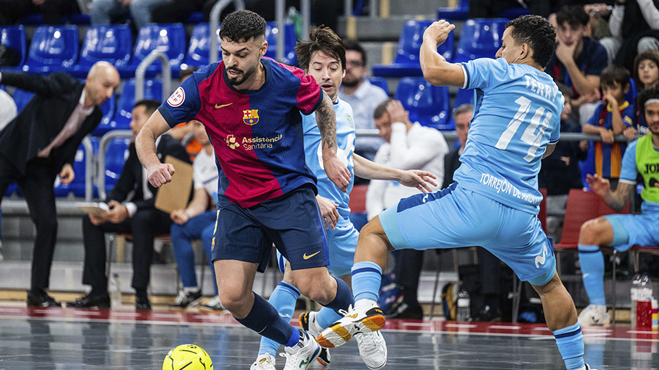 Matheus, del Barça, conduce el balón ante Terry Prestjord y Chaguinha, de Movistar Inter