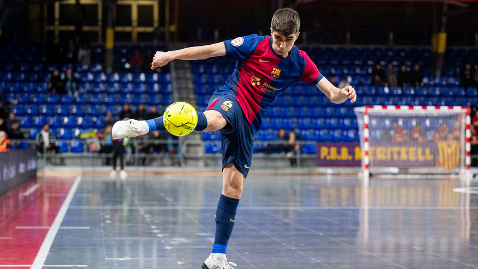 Antonio, del Barça, golpea el balón