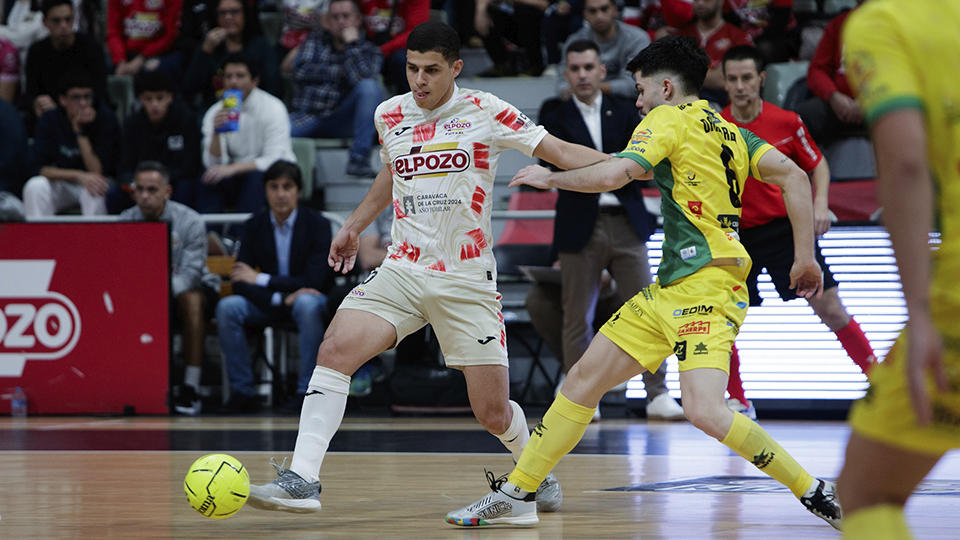 Ricardinho, de ElPozo Murcia Costa Cálida, pugna por el balón con Dani Zurdo, del Jaén Paraíso Interior (Fotografía: Pascu Méndez)