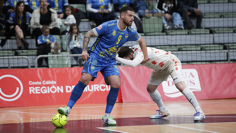 Juanqui, del Servigroup Peñíscola FS, protege el balón ante Gadeia, de ElPozo Murcia Costa Cálida (Fotografía: Pascu Méndez)