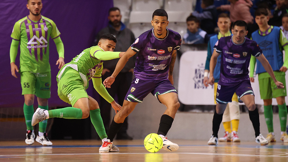 Tiago Macedo, Córdoba Patrimonio, conduce el balón ante Mateus Maia, del Islas Baleares Palma Futsal