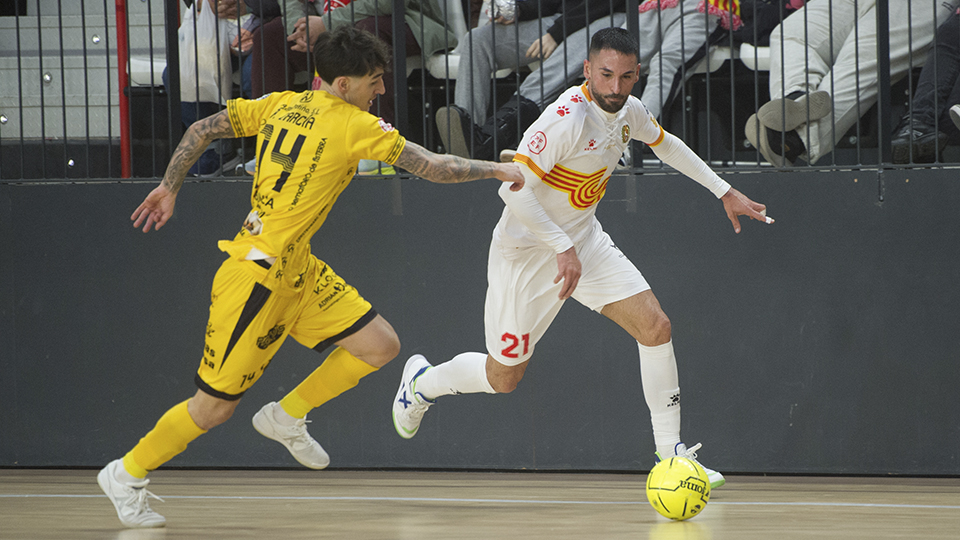 Álex Verdejo, de Industrias Santa Coloma, conduce el balón ante Álex García, del Noia Portus Apostoli