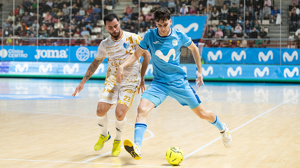 Pablo Ordoñez, del Movistar Inter, pugna por el balón con Humberto, del Quesos El Hidalgo Manzanares (Fotografía: Movistar Inter)