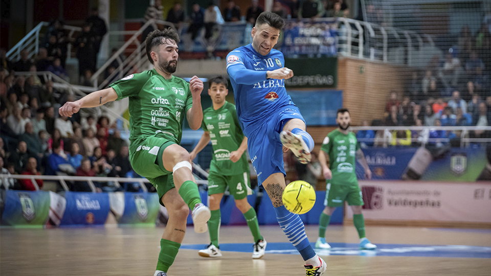 Pol Pacheco, del Viña Albali Valdepeñas, y Ion Cerviño, del Osasuna Magna Xota, pugnan por el balón (Fotografía: ACP-FSV)