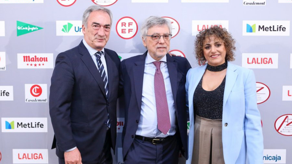 Javier Lozano junto a Beatriz Álvarez y José Damián González en la IX Gala de la APDM