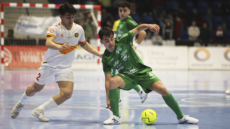 Tony, del Osasuna Magna Xota, controla el balón ante Bernat Povill, de Industrias Santa Coloma