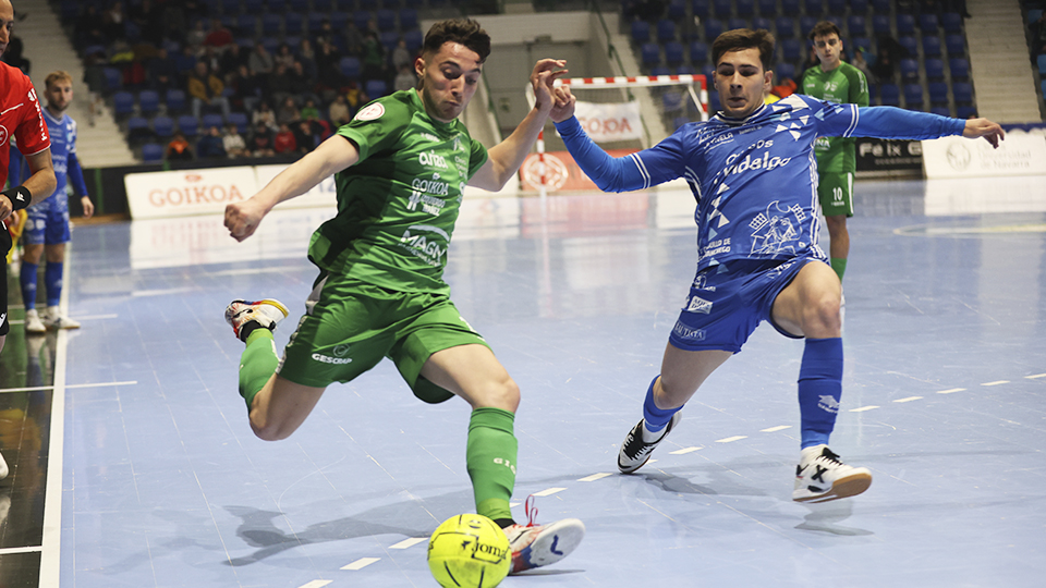 Josu Mendive, del Osasuna Magna Xota, ante Pedro Herreros, del Quesos El Hidalgo Manzanares