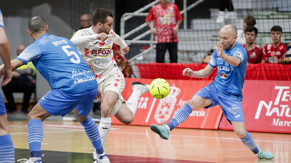 David Álvarez, de ElPozo Murcia Costa Cálida, ante Nano, del Viña Albali Valdepeñas (Fotografía: Pascu Méndez)