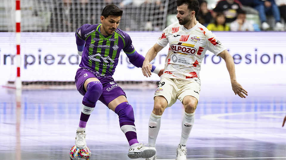 Luan Muller, del Islas Baleares Palma Futsal, ante César, de ElPozo Murcia Costa Cálida (Fotografía: RFEF)