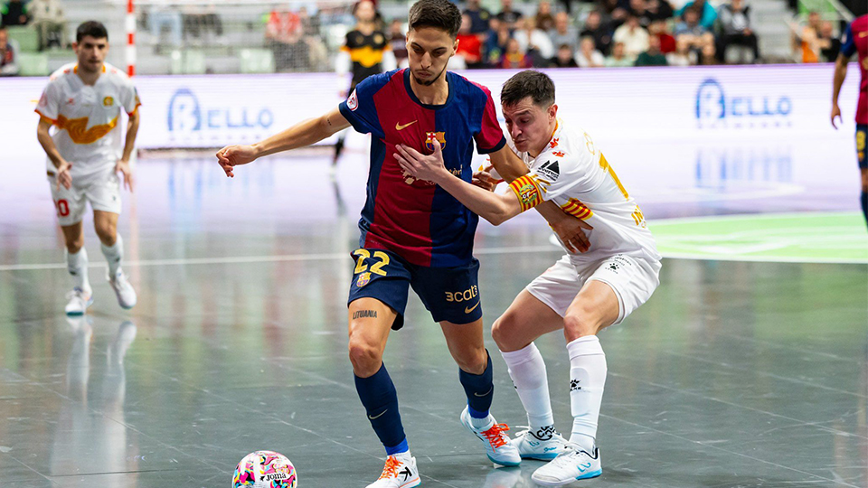 Khalid, del Barça, pugna por el balón con Corso, de Industrias Santa Coloma (Fotografía: RFEF)