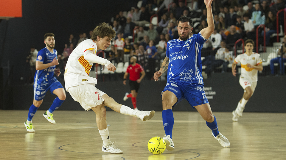 Puigvert, de Industrias Santa Coloma, dispara el balón ante Humberto, del Quesos El Hidalgo Manzanares