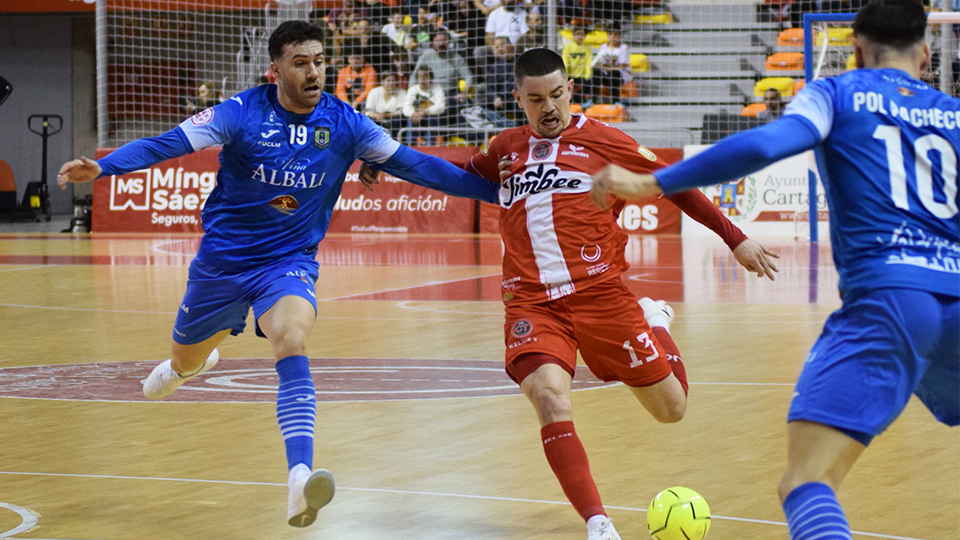 Mellado, del Jimbee Cartagena Costa Cálida, conduce el balón ante Saura, del Viña Albali Valdepeñas