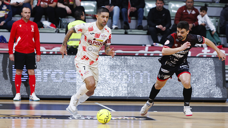 Felipe Valerio, de ElPozo Murcia Costa Cálida, ante Diego Favero, del Noia Portus Apostoli (Fotografía: Pascu Méndez)