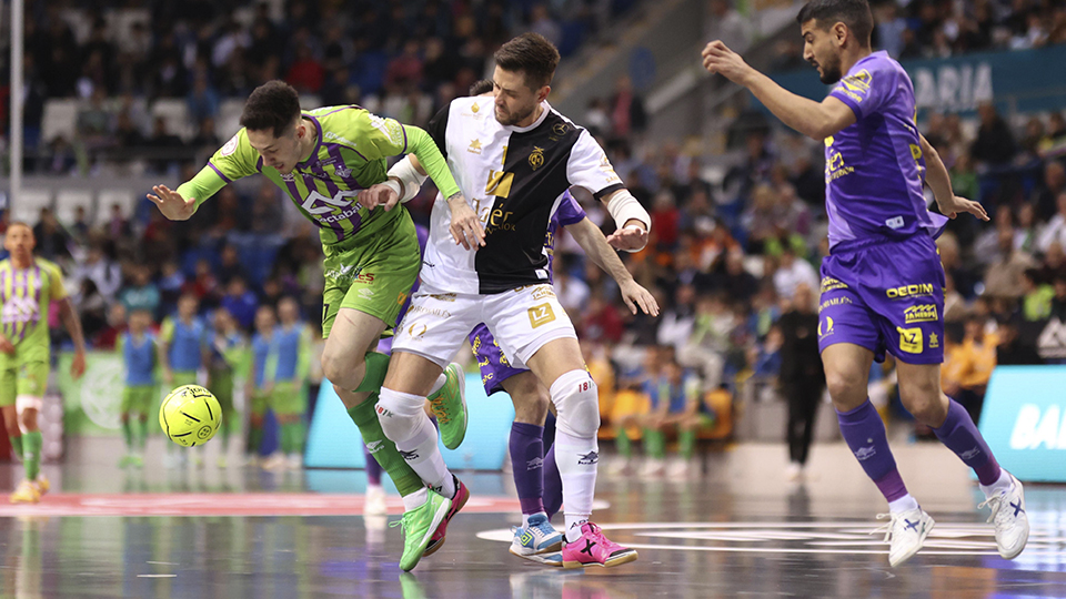 Espíndola, del Jaén Paraíso Interior, pugna por el balón con Ernesto, del Islas Baleares Palma Futsal