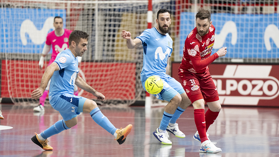 Gadeia, de ElPozo Murcia Costa Cálida, da un pase ante Raúl Gómez y Cecilio, del Movistar Inter (Fotografía: Movistar Inter)