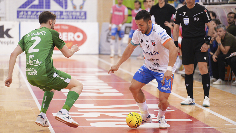 Adri Rivera, del WANAPIX AD Sala 10, conduce el balón ante A. Geraghty, del Osasuna Magna Xota (Fotografía: Alejandro Meavilla)