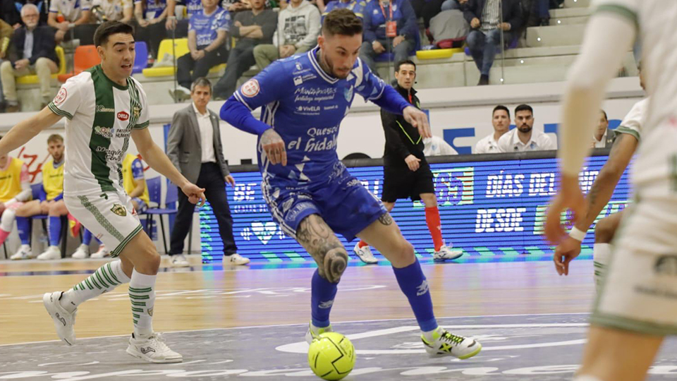 Antoñito, del Quesos El Hidalgo Manzanares, conduce el balón