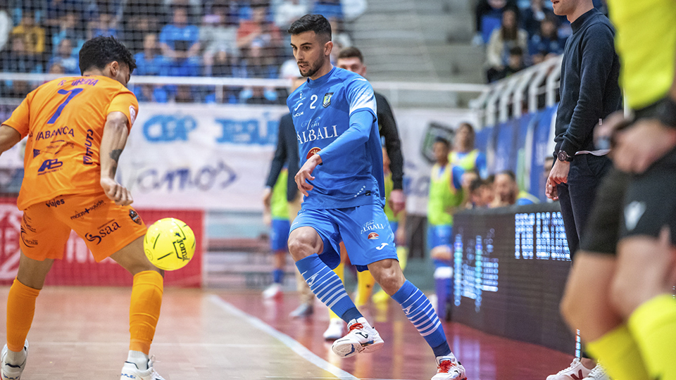 José Mario, del Viña Albali Valdepeñas, controla el balón ante Rikelme, del Burela FS (Fotografía: ACP-FSV)