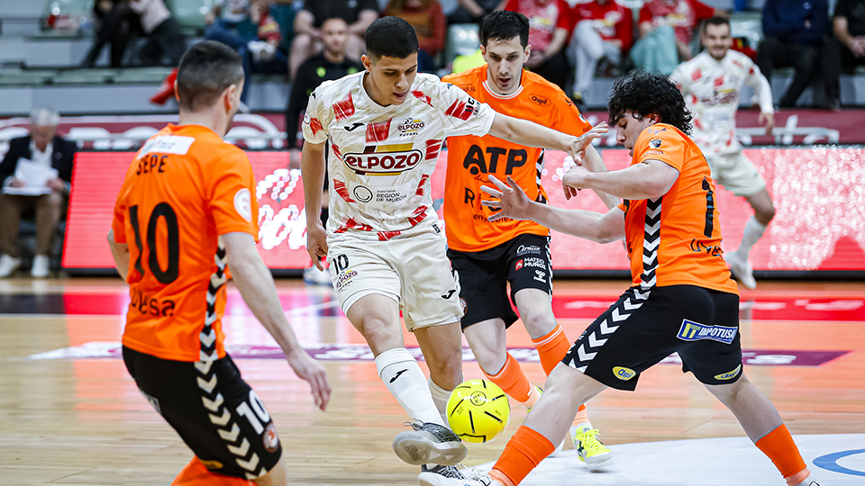 Ricardinho, de ElPozo Murcia Costa Cálida, rodeado de rivales del ATP Ilum. Tudelano Ribera Navarra (Fotografía: Abel Ros)