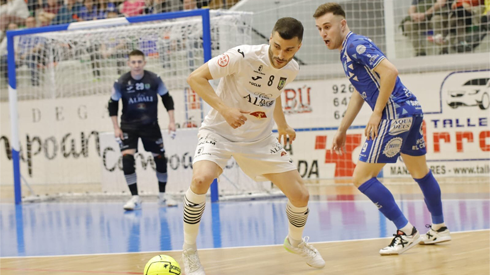 Lolo, del Viña Albali Valdepeñas, controla el balón ante Daniel, del Quesos El Hidalgo Manzanares
